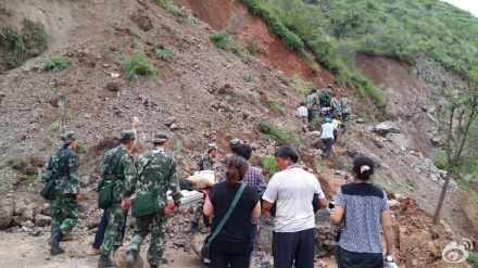 云南鲁甸6.5级地震日立挖掘机现救援现场